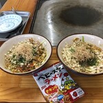 島田もんじやき - 右があまから180円、左がピリ辛200円。ベビースターラーメン２つ込みで全部で420円です。