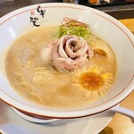 牛賀 磐田店 - 牛骨ラーメン＋チャーシュー(1枚)＋煮卵(SNSサービス)