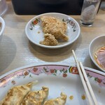 餃子の王将 - 2個でした。(写真撮り忘れて1個食べ掛けです。)