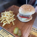 SUDDENLY Diner - 料理写真:ハンバーガー、セットのピクルスとポテト