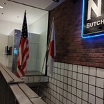 N9Y BUTCHER'S GRILL NEWYORK - アメリカと日本の国旗が