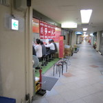 Chuukasobadaimon - 通路の丸椅子は新聞を拡げて読むための席