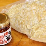 グルメエッセンス - 自家製の“食べるラー油”と“豆腐麺”。　これだけ定期的に買いにくる方も。