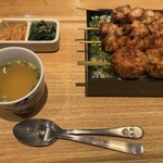 Yakitoriya Sumire - 花椒の効いたラー油もやしが美味しい。まずは出汁スープで体を温めて。串外しが便利。