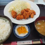 谷村パーキングエリア（下り） フードコート - 唐揚げ定食！ご飯の硬さが好みでした！