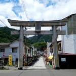 カレー＆スパイス 青い鳥 別府 - 鳥居の先　左側にお店有り　駐車場は右側です