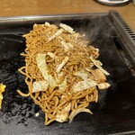 鶴橋風月 阿倍野橋店 - 焼きそば、麺は太麺モチモチ