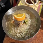 焼肉 白雲台 鶴橋駅前店 - 何故か冷麺の上にオレンジが…でも自分的には美味しかった