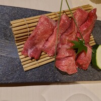 牛刺しと焼肉 仔虎 クリスロード店 - 厚切りタン塩
