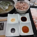 しゃぶしゃぶ れたす 札幌駅前店 - つけだれを自由に選べます