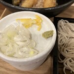 中村麺兵衛 - 海老天丼とそば冷　990円（薬味）