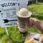 ウミネコ商店 - 黒糖タピオカ入り、バニラアイスの載ったほうじ茶ラテ