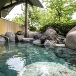 黒部ビューホテル - ◎宿自慢の庭園露天風呂の温泉♨️。HPの写真を借用。