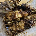 Nakanishiyakitoriunagiseｎmonten - モモ×10本、キモ×2本
                      どちらもタレ焼きで注文しました
                      炭火焼きの風味が良いです
                      粉山椒がとてもよく合います