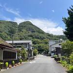 Meigetsu sou - お店越しに羅漢寺のある急峻な山の様子