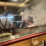 伊勢廣 - カウンターから焼き場が見えます