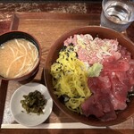 ととや。 - マグロ とろたく丼