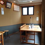 やぶ善 - 玄関入ってすぐ右の6人掛けテーブル席。