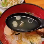 餃子王 - スープはレンゲの色で分かりませんねww