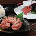 Yakiniku To Wine Torayoshi - 熟練した職人による華網カット