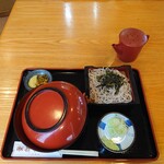 やぶ善 - 蓋付きで提供されます。