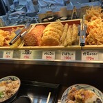 丸亀製麺 - 【2023.8.21(月)】店内に陳列されている天ぷら