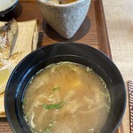 となりのトトや - お味噌汁はお揚げと豆腐