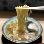 Sugoi Niboshi Ra-Men No Ge Sushi Tsuri Kin - 麺はストレートっぽい平麺