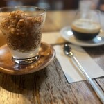倉敷珈琲館 - 手前は夏季限定、コーヒーがかき氷状になっていて、下のミルクとの相性がたまらない！