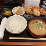Tonjiru to karaage no semmonten bakubaku - からあげ定食　からあけ4コ　990円