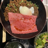 個室焼肉 富士門 恵比寿 - これは旨い！
                    牛肉のそぼろとしぐれ煮、そしてこのなま肉！
                    半熟卵でご飯が進む君です。
                    是非試してくださいね。後悔はさせません。