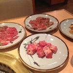 Kokusangyuu Yakiniku Kuidon - 手前から どん太カルビ  左 ロース 右 ハラミ