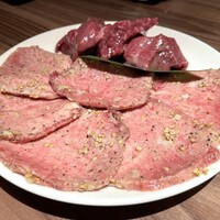 焼肉うしごろ 新宿三丁目店 - 極みのタン、上ハラミ