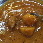 クイーンガーデン - 日替わりの里芋とチキンカレー880円(税込)中辛・ライス・アイスチャイ﻿ 里芋もちゃんと入っていてねっとりしていて美味しい♪﻿ ご飯多いかと思ったけど、カレー美味いからペロッといけちゃいました(笑)