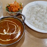 クイーンガーデン - 日替わりの里芋とチキンカレー880円(税込)中辛・ライス・アイスチャイ
      里芋もちゃんと入っていてねっとりしていて美味しい♪
      ご飯多いかと思ったけど、カレー美味いからペロッといけちゃいました(笑)