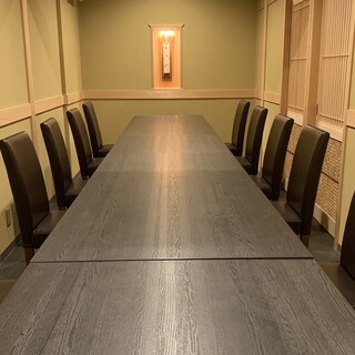 The warm Japanese space is equipped with counter seats and completely private rooms.