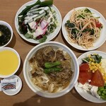 ビッグボーイ - 2023/08/21
            オーバーライスランチ 炙り牛カルビ丼 大盛 759円
            ✳︎スープバー付き
            ランチサラダバー 209円