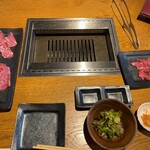 YAKINIKU KAN - 深谷牛定食(カルビ・ロース)1780円と注文した覚えのないお肉おかわり焼肉・牛たん 600円