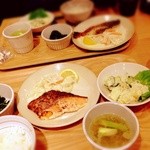 丸の内 タニタ食堂 - 日替わり定食(鮭のヨーグルトソテー)