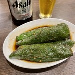 四川 郷土菜 シャンバァロウ - 皮蛋とピーマンの黒酢炒め 660円