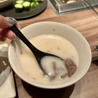 焼肉うしごろ 新宿三丁目店 - 濃厚コラーゲンのコムタンスープ