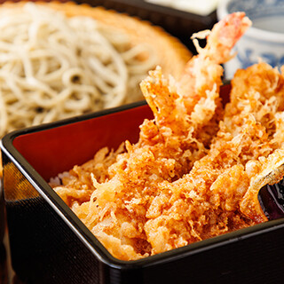 A classic of Edo! Enjoy the Nihachi soba that goes down your throat with Tempura.
