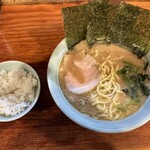 萬家 - 中ラーメン、味玉、ライス小