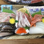 秋山魚市場　仕出し部 - 魚市場の刺身　鯛　イカ　サーモン　ハマチ　サバ