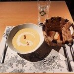 gastroteka ugari - ひんやり＆まろやかなとうもろこしの冷たいスープ、バスケットにはおかわりOKのスペインのパンが