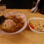 ラーメン屋 弘 - 醤油ラーメン(850円)，ミニチャーハン(450円)