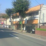 箱崎駅から、九州大学箱崎キャンパスに向かう道にあります