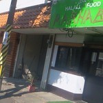 アラビア語と英語の看板が目印です。店内にも日本語が見当たらず、完全に現地の人向けのお店です