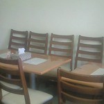 ハラルフードが並ぶ一角に、食事のための客席があります