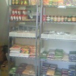 ハラールフードマルハバ - 店内には所狭しとハラルフードが並びます